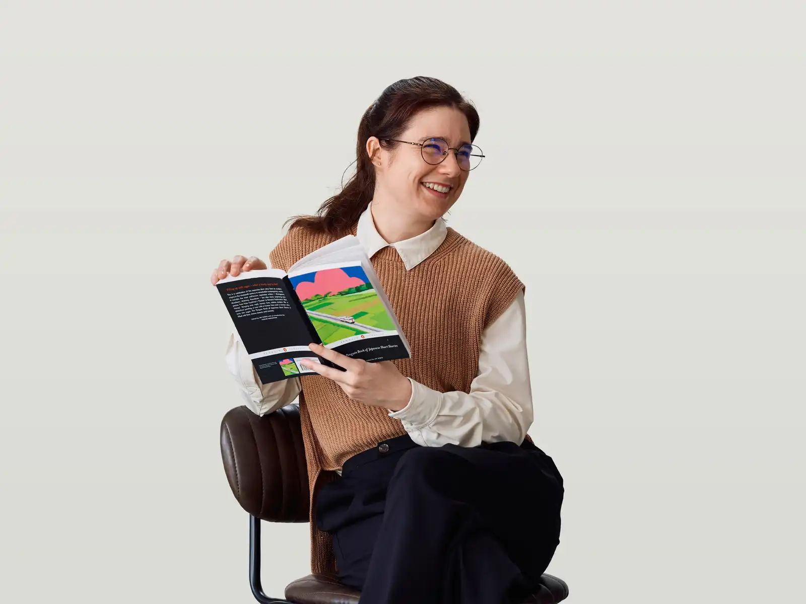 Avalon reading a book of Japanese literature