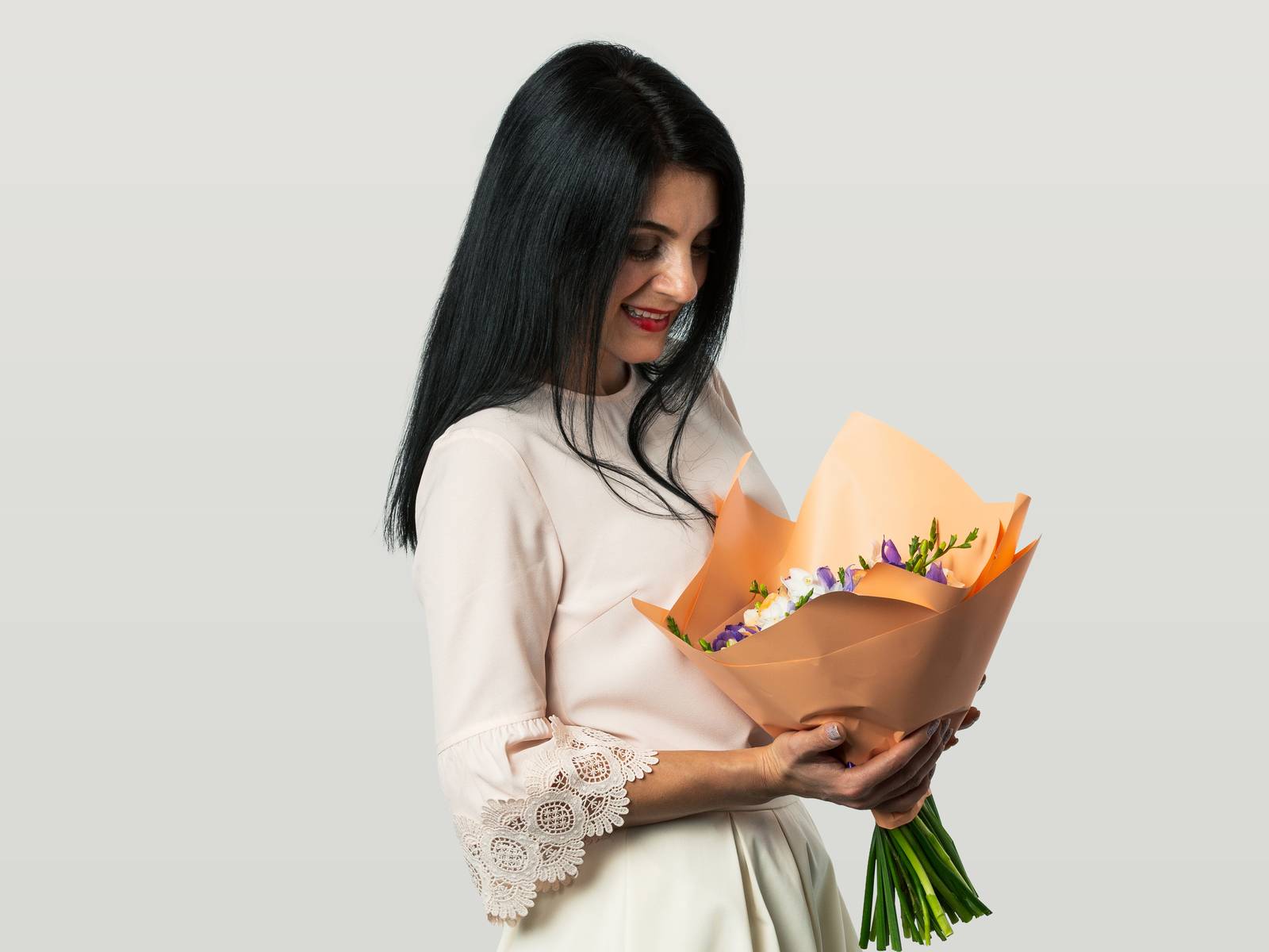 Maria holding a bunch of flowers